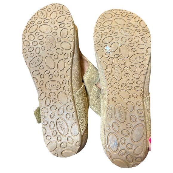 Taos Women's Lucy Thong Wedge Sandals Size 7-7.5 Brown Flower Embossed Suede - Picture 9 of 9